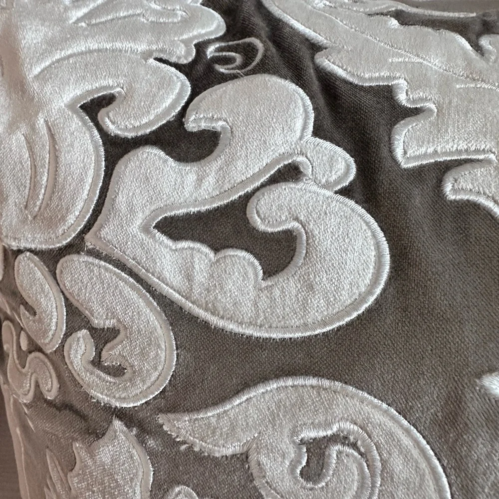 🦋1/2OFF🦋silver and ivory embroidered velvet accent pillow.22x22. Inc down insert - Picture 3 of 10